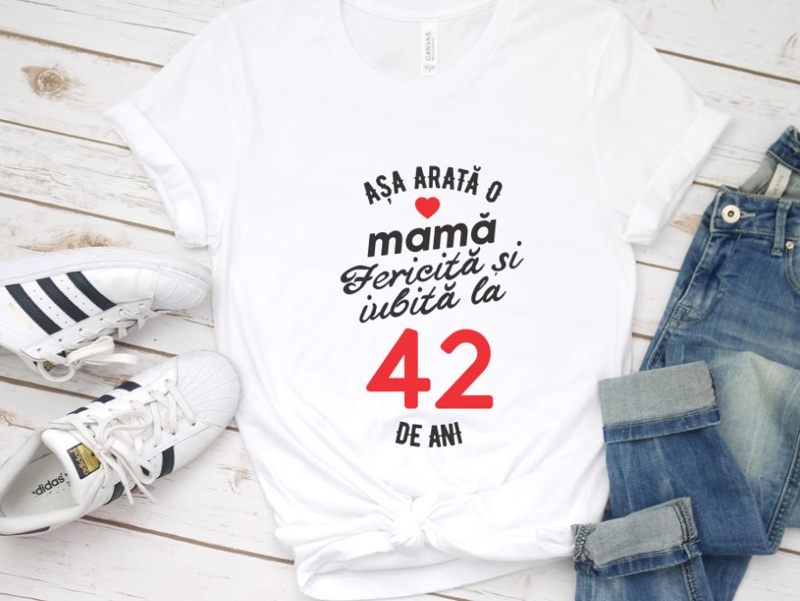 Tricou Personalizat Asa Arata Mama Fericita Si Iubita La 42 De Ani Tricou Alb