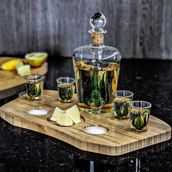 SET CADOU Decantor Tequila de lux 840 ml cu 4 pahare pe suport de lemn